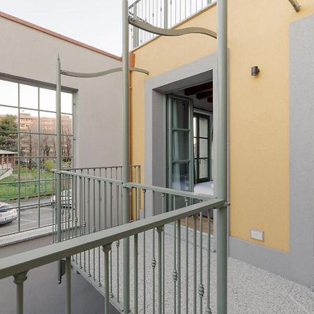 Modern Apartment In Milan With Balcony Bagian luar foto