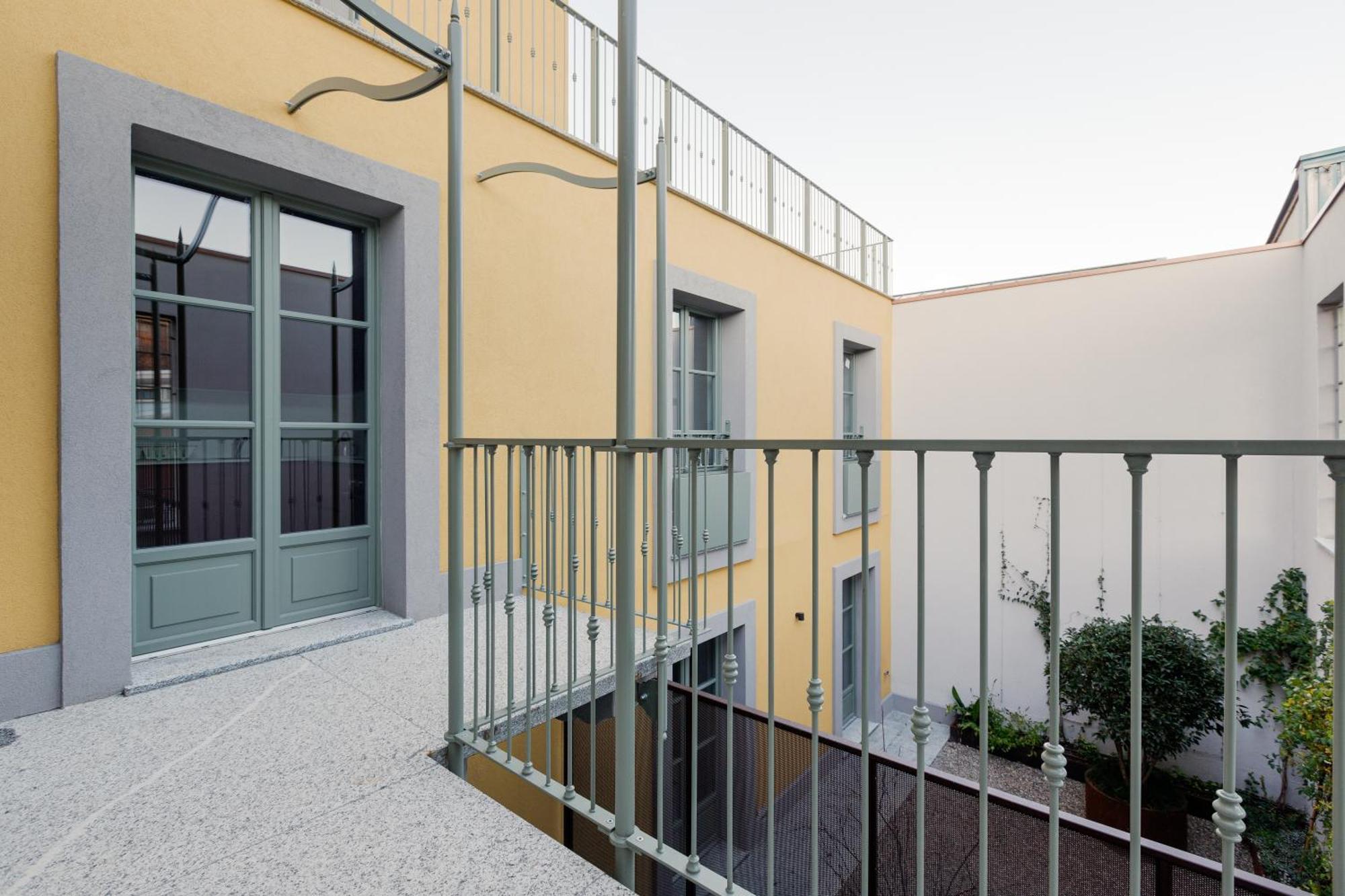 Modern Apartment In Milan With Balcony Bagian luar foto
